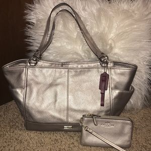 Coach F29898 Park Leather Carrie Tote AND Coach Double zip Wristlet Nice set!!